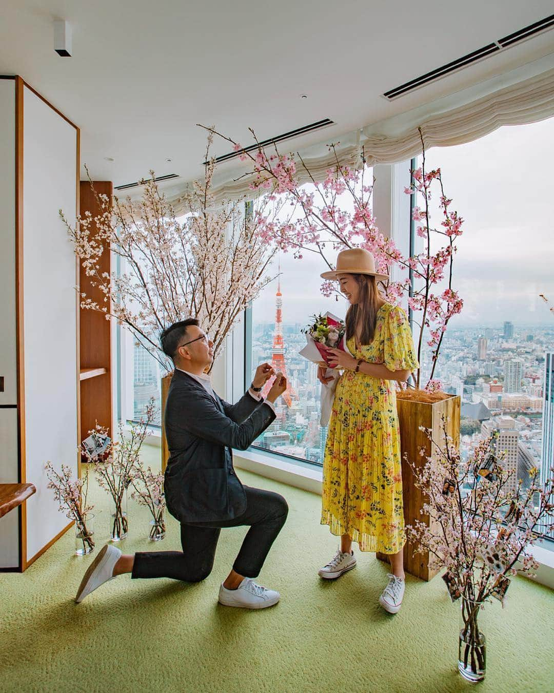 Andaz Tokyo アンダーズ 東京さんのインスタグラム写真 - (Andaz Tokyo アンダーズ 東京Instagram)「Making Sakura Proposals a reality 💍🌸 with @samishome and @veeceecheng 🎉 - Since our first collaboration in 2016, thanks for letting @andaztokyo be a part of your story ❤️ Swipe and check our stories to see more behind the scenes action of our first ever #sakura #proposal 🔨🌲🌸 💕 - 2016年春にご滞在いただいたインフルエンサーのお二人が、思い出の桜の季節にプロポーズのため、アンダーズ 東京に戻ってきてくださいました。🥰 スタッフがお手伝いしたサプライズ大作戦の裏側は、スワイプしてご覧ください。 - 📸@samishome @veeceecheng」4月15日 23時15分 - andaztokyo