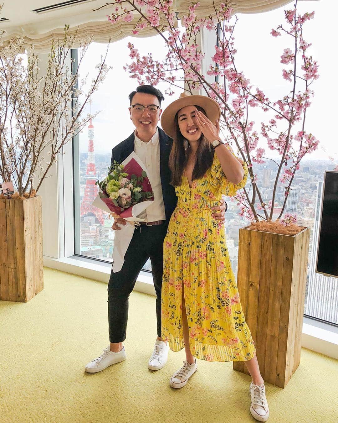 Andaz Tokyo アンダーズ 東京さんのインスタグラム写真 - (Andaz Tokyo アンダーズ 東京Instagram)「Making Sakura Proposals a reality 💍🌸 with @samishome and @veeceecheng 🎉 - Since our first collaboration in 2016, thanks for letting @andaztokyo be a part of your story ❤️ Swipe and check our stories to see more behind the scenes action of our first ever #sakura #proposal 🔨🌲🌸 💕 - 2016年春にご滞在いただいたインフルエンサーのお二人が、思い出の桜の季節にプロポーズのため、アンダーズ 東京に戻ってきてくださいました。🥰 スタッフがお手伝いしたサプライズ大作戦の裏側は、スワイプしてご覧ください。 - 📸@samishome @veeceecheng」4月15日 23時15分 - andaztokyo