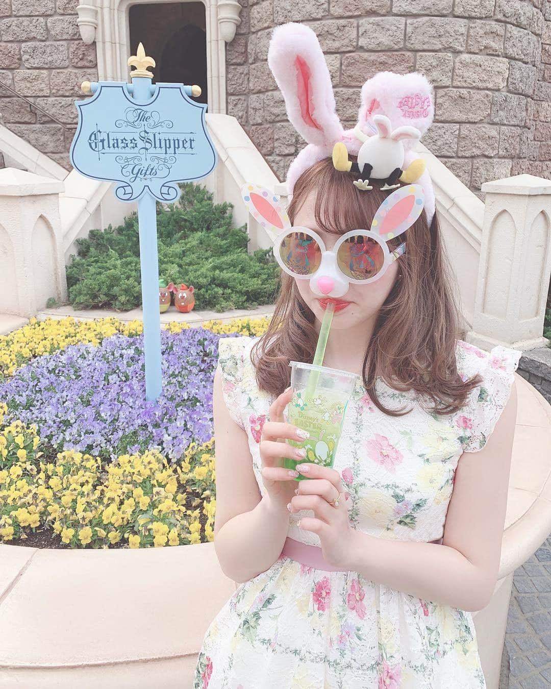 SHIHORINさんのインスタグラム写真 - (SHIHORINInstagram)「🐰🥤💕﻿ ﻿ まだ朝晩は冷えるけど﻿ やっと暖かくなってきてうれしい🐭🥚💐﻿ ﻿ スパークリングドリンクはまってて﻿ パークに来ると必ず飲んでる🐰🥤🍏💕﻿ ﻿ かわいい花柄ワンピースは @tocco_closet の💕﻿ 隠せない白むち感、、、夏に向けて痩せよう🥺💭﻿ ﻿ ﻿ #shihorin__disney #disney #disneyland #tokyodisneyland #disneyeaster #disneyeaster2019 #disneyfood #disneycode #tocco #toccocloset #ディズニー #ディズニーランド #東京ディズニーランド #ディズニーイースター #ディズニーイースター2019 #うさたま #イースターフード #スパークリングドリンク #ディズニーコーデ #春コーデ #花柄ワンピース#うさみみ」4月15日 23時21分 - shihoriiin49