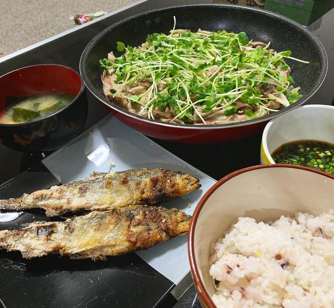 かわうちきっぺいのインスタグラム：「かみんぐすーんだに #あゆ #塩焼き #豚 #きのこ #もやし #かわうちきっぺい」