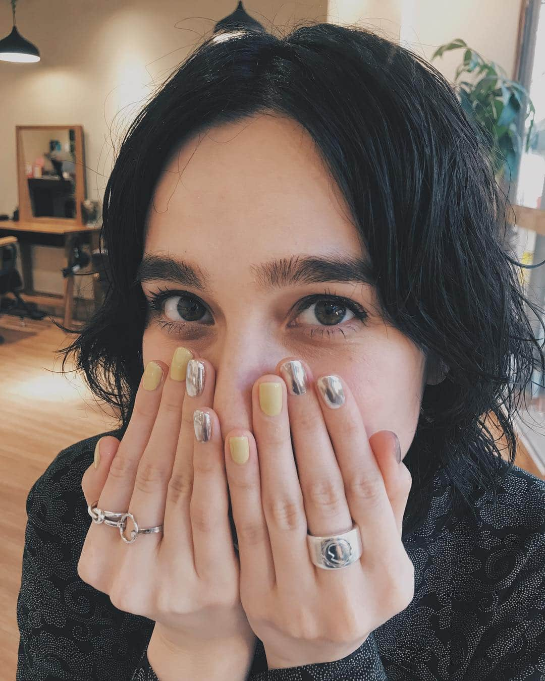 Emilyさんのインスタグラム写真 - (EmilyInstagram)「ネイル変えたよ〜！ライブもあるしがんばろっと💅ブログ更新したよ〜👀🎈 i changed my nail color💅  做了新指甲🥺💕」4月15日 23時26分 - emily_honebone