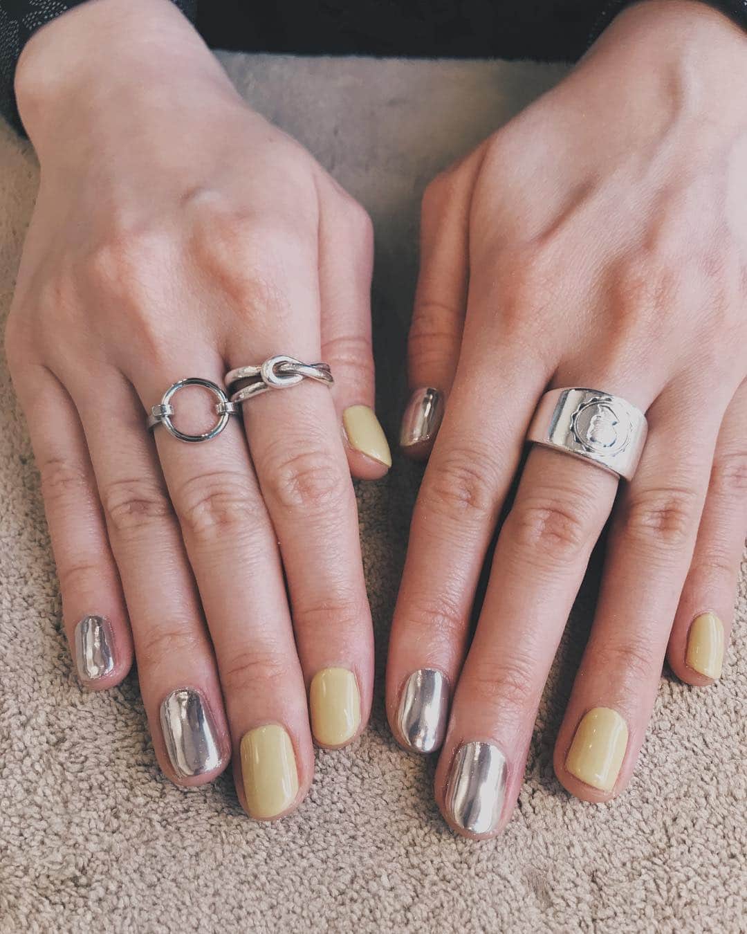 Emilyさんのインスタグラム写真 - (EmilyInstagram)「ネイル変えたよ〜！ライブもあるしがんばろっと💅ブログ更新したよ〜👀🎈 i changed my nail color💅  做了新指甲🥺💕」4月15日 23時26分 - emily_honebone