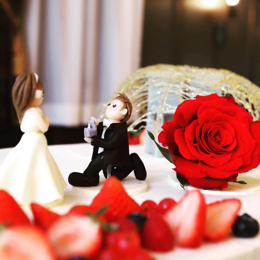 マリエール山手さんのインスタグラム写真 - (マリエール山手Instagram)「. 夜景の見えるレストランで 一輪の薔薇を渡してプロポーズしたことを 打合わせで教えてくださったお二人🌹 . そんなお二人の思い出の場所を ウェディングケーキで再現いたしました＊ . #結婚式#marriyell#名古屋#八事#結婚式場 #マリエール山手#wedding#bridal #プレ花嫁#愛知プレ花嫁#卒花嫁 #プレ花嫁さんと繋がりたい #日本中のプレ花嫁さんと繋がりたい #全国のプレ花嫁さんと繋がりたい #東海プレ花嫁#東海花嫁 #名古屋プレ花嫁#名古屋花嫁 #ウェディングドレス#タキシード#ウェディングケーキ #ケーキ入刀#ファーストバイト #weddingphoto#プロポーズ」4月15日 23時28分 - marriyell_yamate