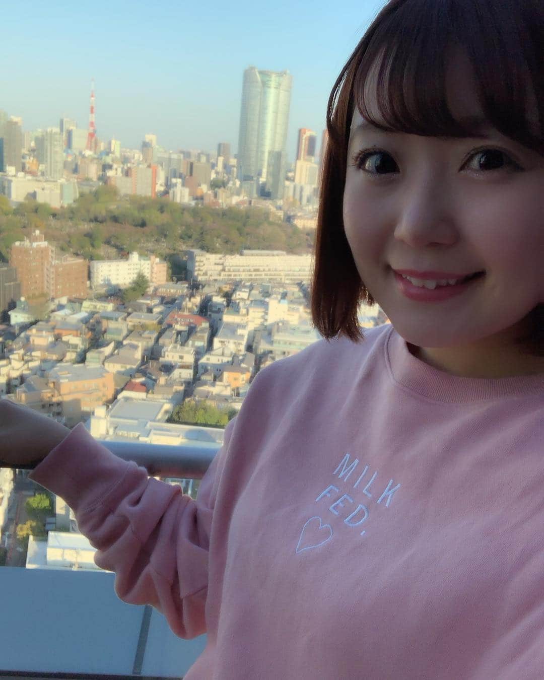 嶋梨夏さんのインスタグラム写真 - (嶋梨夏Instagram)「東京タワーが綺麗に見えるこの場所が、事務所の中で一番好きなスペースです🗼✨✨✨ #今日から #上着なし #東京タワー #Tokyotower #tokyoview #Tokyo #niceview #favoriteplace #sunny #sky #アラサー女子 #milkfed #pink #トレーナー #photooftheday #JAPAN #japanesegirl #avex #avexmanagement #instagood #followme #ricashima #嶋梨夏」4月15日 23時32分 - shimarica_jp