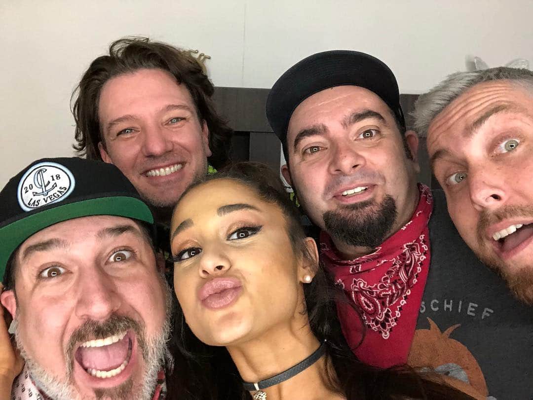Nylon Magazineさんのインスタグラム写真 - (Nylon MagazineInstagram)「‘90s babies stand up. @arianagrande reunited almost all of @nsync — minus Justin Timberlake — during her #Coachella set, and we’re still not OK. To see more from the reunion, tap the link in bio.」4月15日 23時34分 - nylonmag