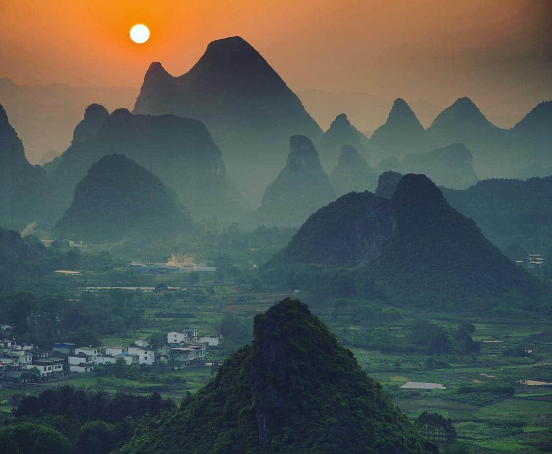 Michael Yamashitaさんのインスタグラム写真 - (Michael YamashitaInstagram)「Green paradise: sun sets on Cuiping Mountain. #yangshuo #cuiping #guilin @natgeochina @natgeo.media」4月15日 23時34分 - yamashitaphoto