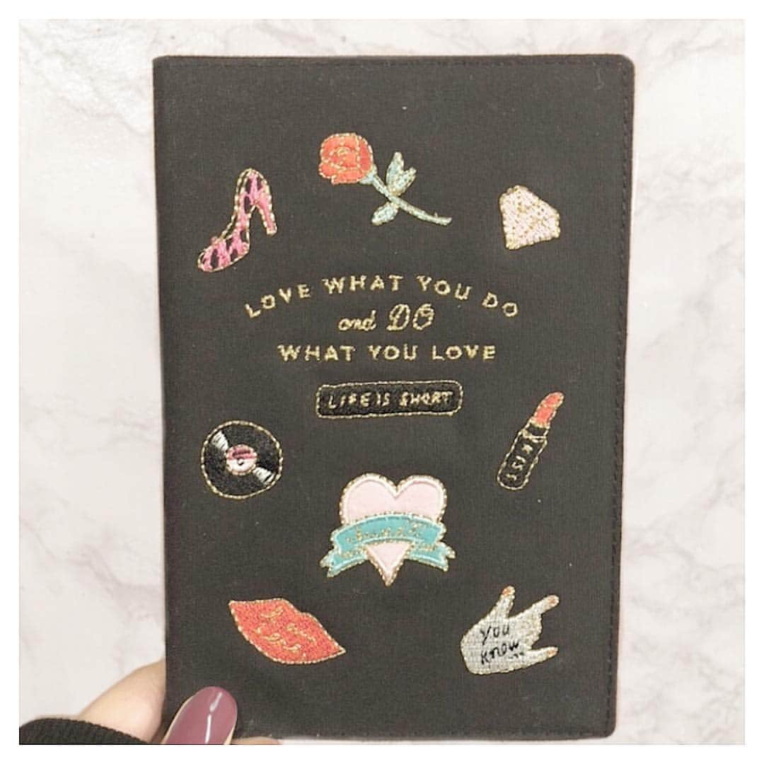 清家麻里奈のインスタグラム：「my schedule note 📕✨昔からスケジュール管理も、頭の中がごちゃごちゃになった時も、書いて整理する派の人だからスケジュール帳は必要不可欠人間👀✨私は昔から要領悪くてすぐにいっぱいいっぱいになってしんどくなるのに無理をする傾向があって、、それが進むと何も考えられなくなるんだよね😥そしてミスる。だから定期的に頭の中を整理するようにしてるんだけど、、年始にまず1年の目標と夢を設定する❗️無謀なものからいけそうなものまで、、例えばドラマに出る！とか旅行にいく！とかお洒落カフェにたくさんいく！とかジミーチュウの靴を買う！とか👀笑  ほんとに思いつくものをとりあえずぜーーーんぶ書き出す。私は仕事編、恋愛編←、プライベート編で分けてるwそれを一年後にみかえしてみると不思議と叶ってること多いんだよねー👀💗叶ったやつは消していく。一年前だとあり得なかったことが叶ってたら"わぁ、すごい✨"って改めて自分を褒めてあげれるし、叶わなかったものはもう一度色々考え直せる✌️＂あー惜しかったなぁ"とか"じゃぁ今年はこうしてみよう"とか考え直すきっかけができるからまた意識する。そうすることで自ずとモチベーションあがるよね👀✨モチベーションってずっと高い位置でキープは難しいから、、こうやってます😊✨このページを普段行き詰まったらみるんだよねぇ💗👀ウォーキングレッスンの先生が教えてくれてから毎年してます❗️4月になって新年度だし今からでもやってみては？👀✨✨✨そしてみんなの夢や目標もまた聞かせて下さい💗一緒に頑張ろう😊✨ #スケジュール帳 #夢 #目標」