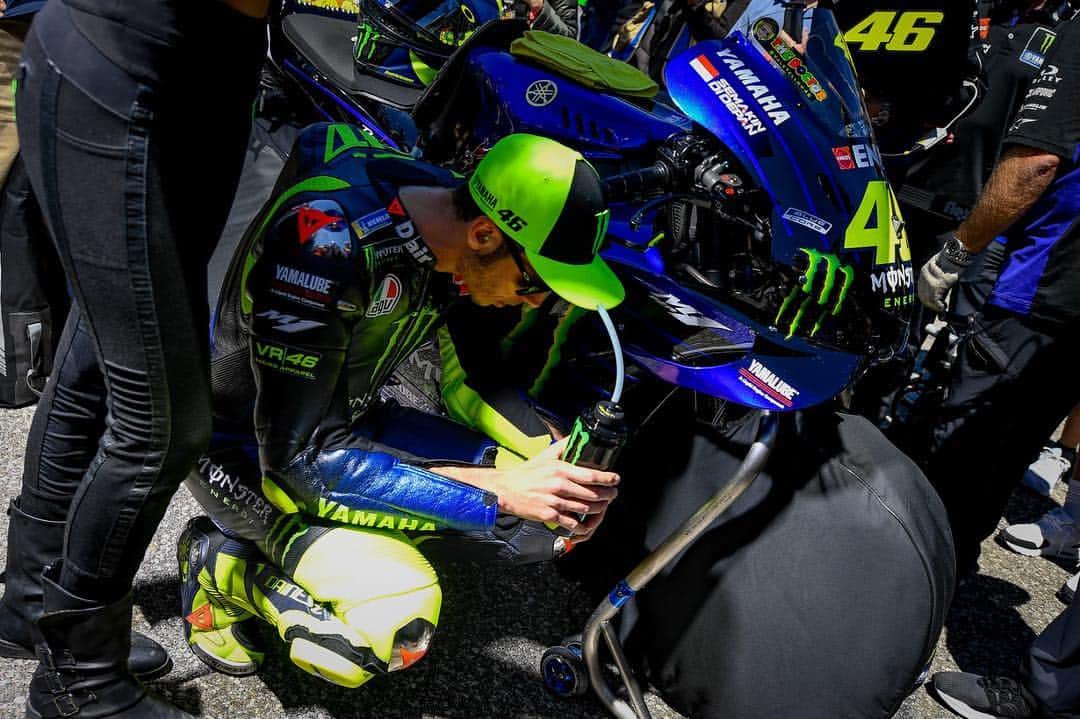MotoGPさんのインスタグラム写真 - (MotoGPInstagram)「Concentration 🔛 // That connection between the rider and his beast before the race starts 🔥 #VR46 #MotoGP #AmericasGP #Motorcycle #Racing #Motorsport」4月15日 23時54分 - motogp