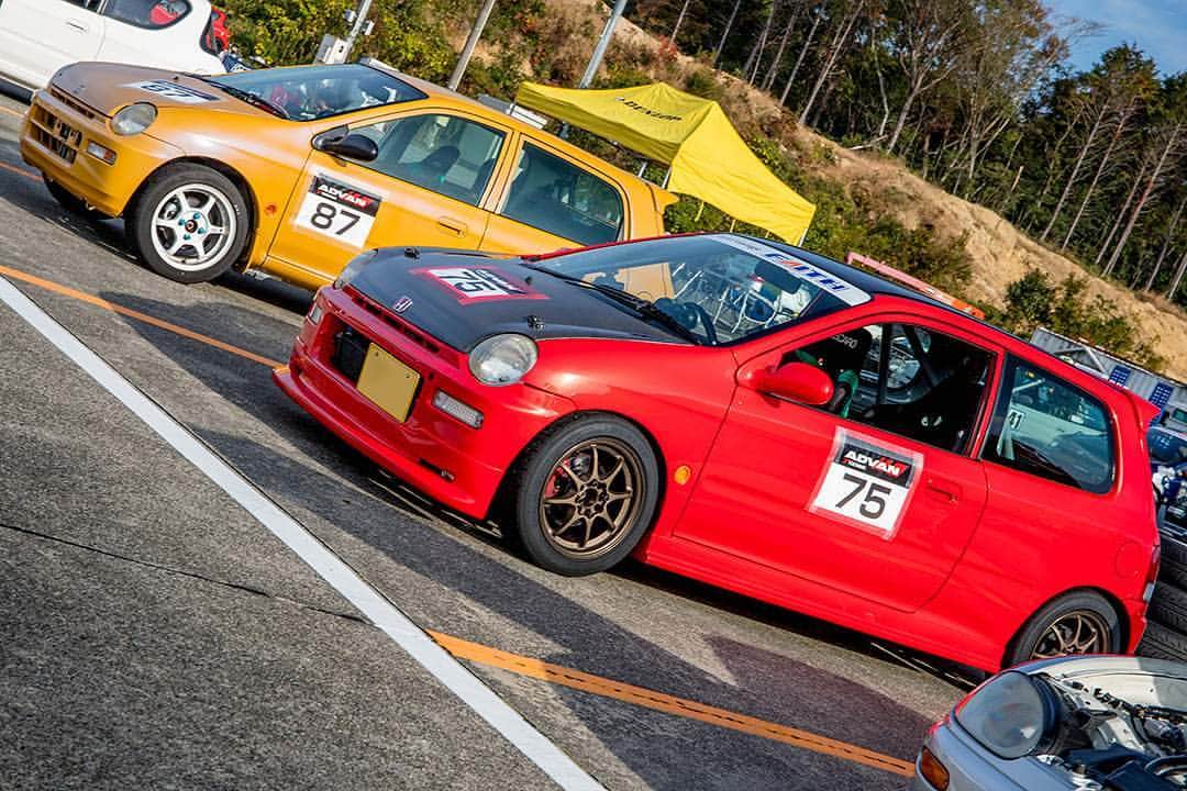 のインスタグラム：「_ Honda JA4 TODAY at Suzuka Twin Circuit _ Shot on 25-Nov 2018 "HAOC(Honda Accord Owners Club) Track day" at SUZUKA TWIN Circuit (One track in SUZUKA) _ _ owner(Red TODAY): ”赤いToday-R" owner(Orange TODAY): HN Unknown photo: @mistbahn _ _ JP) 2018年11月25日、鈴鹿ツインサーキットで開催の「HAOC(ホンダ・アコード・オーナーズクラブ)走行会」で撮影。 _ _ #haoc #hondaaccordownersclub #suzukatwin #suzukatwincircuit #鈴鹿ツインサーキット #hondatoday #ホンダトゥデイ #ja4 #ja4today #ツデー #e07a #mtrec #jdm #honda #trackcar #trackday #trackspec #trackstance #timeattack #timeattackjapan #kcar #keicar #軽自動車 #osakajdm #kanjo #kanjoracer #kanjostyle #faith #ce28 #hondadesire」