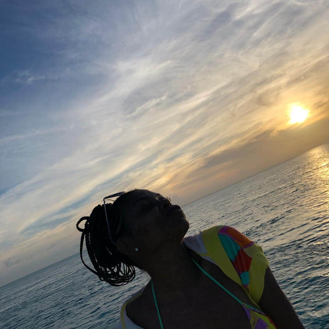 タラジ・P・ヘンソンさんのインスタグラム写真 - (タラジ・P・ヘンソンInstagram)「👀She got some sun on a tiny lil private island😂😂😂. Playtime is over #backtothegrind 😫🥴😂💋💋💋」4月15日 23時45分 - tarajiphenson