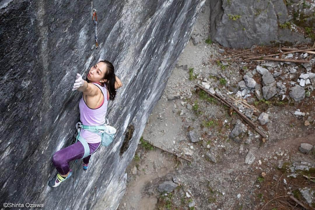 野口啓代さんのインスタグラム写真 - (野口啓代Instagram)「I went to GOZEN-ROCK today. I could finally go ROCK climbing for the first time in this year!!🧗🏻‍♀️* * I sent “Pachinko Game 8b+” on my 2nd try. 🎯 This route was assent by Marc le Menestrel (FRA) in 1987. It's amazing he climbed this route more than 30 years ago, and I’m  happy with the historic challenge!!* * I'm so regret that I fell last part on my 1st try...but I’m grad to send this great line!! Also it was great condition today!! * * There are some more cool lines on the wall, so I hope to be there again.* * Thank you for shooting @shintaozawa and climb together @ota_risa .* * * 今年初の岩登り😍💓 御前岩に行ってきました‼️* * “パチンコゲーム 14a”を2撃🎯 オンサイトトライでラストパートまで行けたので悔しい😫💦2撃目は余裕をもってGET⛳️今日はコンディションもよく、素晴らしいラインが登れて嬉しいです！* * この課題は1987年に マルク・ル・メネストレル🇫🇷によって初登された歴史的な課題で、以前 大和証券のCM撮影で来た時からやってみたかったのです🧗🏻‍♀️* * 一緒に行ってくれた信太くん、りさ、ありがとう😍🤩🥳 また連れてってください🙏🏻✨* * * #御前岩 #パチンコゲーム  @au_official #大和証券 @thenorthfacejp @orientalbaio #三井不動産 @cowsoapcp #zeta  @c3fit_jp @lasportivajp @petzl_official  @newhale_japan」4月15日 23時47分 - noguchi_akiyo