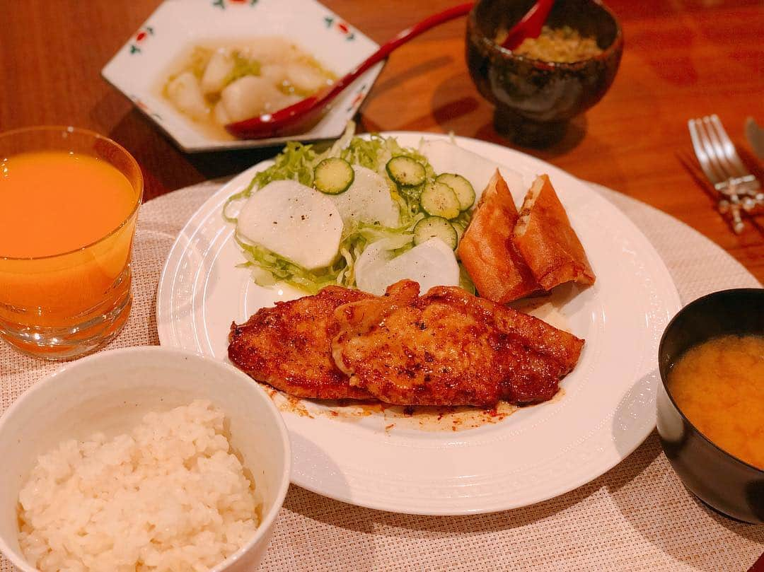 英玲奈さんのインスタグラム写真 - (英玲奈Instagram)「#今日の晩御飯 #おうちごはん #ポークソテー #カブ入りサラダ #チキンとチーズの春巻き #7ぶづきごはん  #豆腐とわかめの味噌汁 #蕪の煮物 #ていねいな暮らし  #オーガニックライフ #からだにやさしいごはん  #からだにいいこと  #腸活」4月15日 23時55分 - erena_erenyan