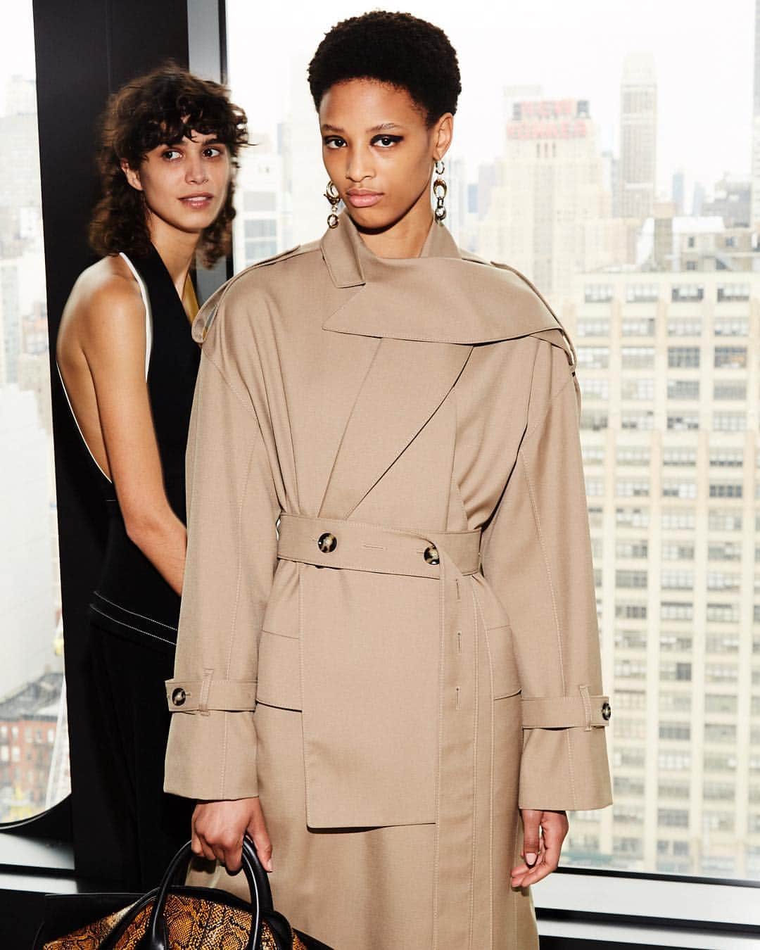 Fashion Weekのインスタグラム：「Calling all New Yorkers: don’t miss out on the @FriezeAcademy Art & Fashion Summit on April 30th in NYC. Exploring the deep rooted connection between art, fashion and identity, #FriezeAcademy brings together key industry powerhouses from @NYtimes, @BoF, @ProenzaSchouler & more. Link in bio for details and tickets, use code FASHION25 for 25% off.」
