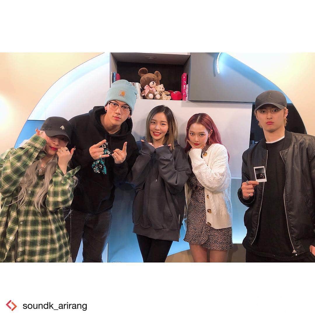 K.A.R.Dさんのインスタグラム写真 - (K.A.R.DInstagram)「#Repost from @soundk_arirang . [YOU WHO CAME FROM THE ⭐️] An artist of the artists– KARD wrapped up their promotions for “Bomb Bomb” 💣💣 and came into the studio to talk about the album / upcoming concert in Seoul on the 27th!!! Who’s going?! 🙋🏻‍♀️🙋🏻‍♂️🙋🏻‍♀️🙋🏻‍♂️ . . #카드 #KARD #BOMBBOMB #밤밤 #ARIRANGRADIO #아리랑라디오 #아리랑 #사운드K」4月16日 0時11分 - official_kard