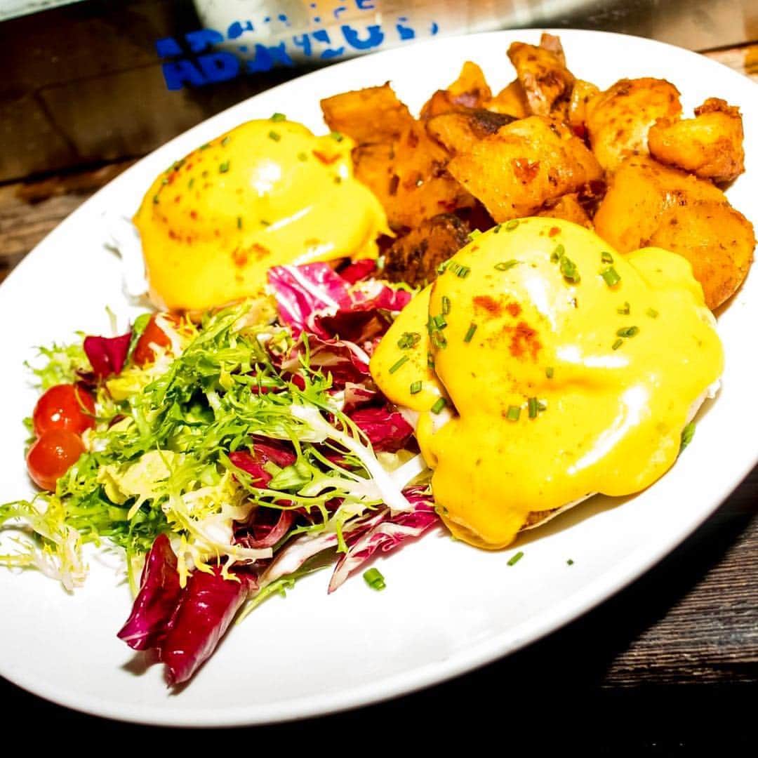 ファンクマスター・フレックスのインスタグラム：「May9th I return to LeSouk! The kitchen is very SERIOUS! (Eggs Benedict/Home fries) I’m getting there SUPER early! FunkFlex on the set! I djing for 3hours! Come party/celebrate your birthday with me! @litdigitaldjs running the clubs!🤷🏿‍♂️👑」