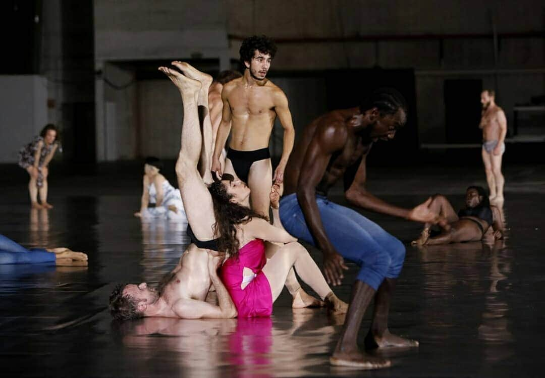 テート・ギャラリーさんのインスタグラム写真 - (テート・ギャラリーInstagram)「Celebrated dancer and choreographer #BorisCharmatz returns to Tate Modern's Turbine Hall with his most recent work, 10000 Gestures. The ephemeral piece is composed of the literal 10,000 gestures of its title, performed in a torrent of explosive movements. 'I envision a choreographic forest in which no dancer ever repeats any of the gestures, each of which will be shown only once and will vanish as soon as it has been executed, like an ode to the impermanence of dance.' - Charmatz  22-23 June. Tickets are limited. Book yours via the link in today's bio.」4月16日 0時09分 - tate