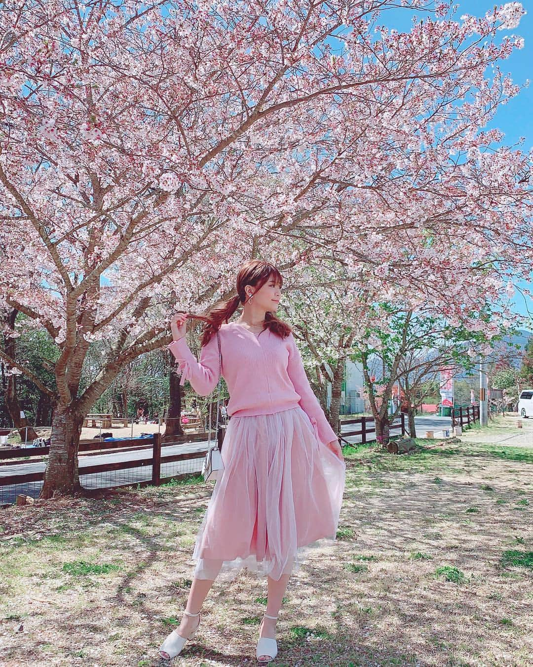 阿久津真央さんのインスタグラム写真 - (阿久津真央Instagram)「大好きな春がおっちゃう🥺🌸 やっとあったかくなってきて 春服着れるのに、、🥺👚笑 このcodeどこのですか？て DMで質問多かったから もういちどＵＰ👧❤️ ▷▷ @17kg_official  さんのやで💓💓」4月15日 15時12分 - akutsumao