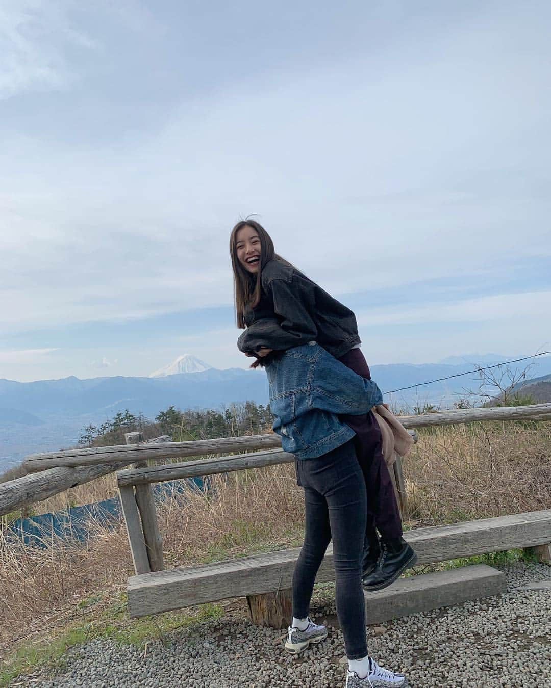 新木優子さんのインスタグラム写真 - (新木優子Instagram)「この間は富士山の見える所に、、🗻♡ 大好きな大学時代の友人と行ってきました‼︎ 晴天ではなかったけど富士山がよく見えていい天気だったなぁ☺️ 心許せる友達と過ごす時間はもうほんとに楽しくて、、☺️終始笑顔😆」4月15日 15時16分 - yuuuuukko_