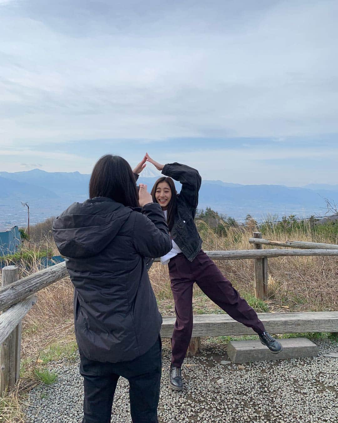 新木優子さんのインスタグラム写真 - (新木優子Instagram)「この間は富士山の見える所に、、🗻♡ 大好きな大学時代の友人と行ってきました‼︎ 晴天ではなかったけど富士山がよく見えていい天気だったなぁ☺️ 心許せる友達と過ごす時間はもうほんとに楽しくて、、☺️終始笑顔😆」4月15日 15時16分 - yuuuuukko_