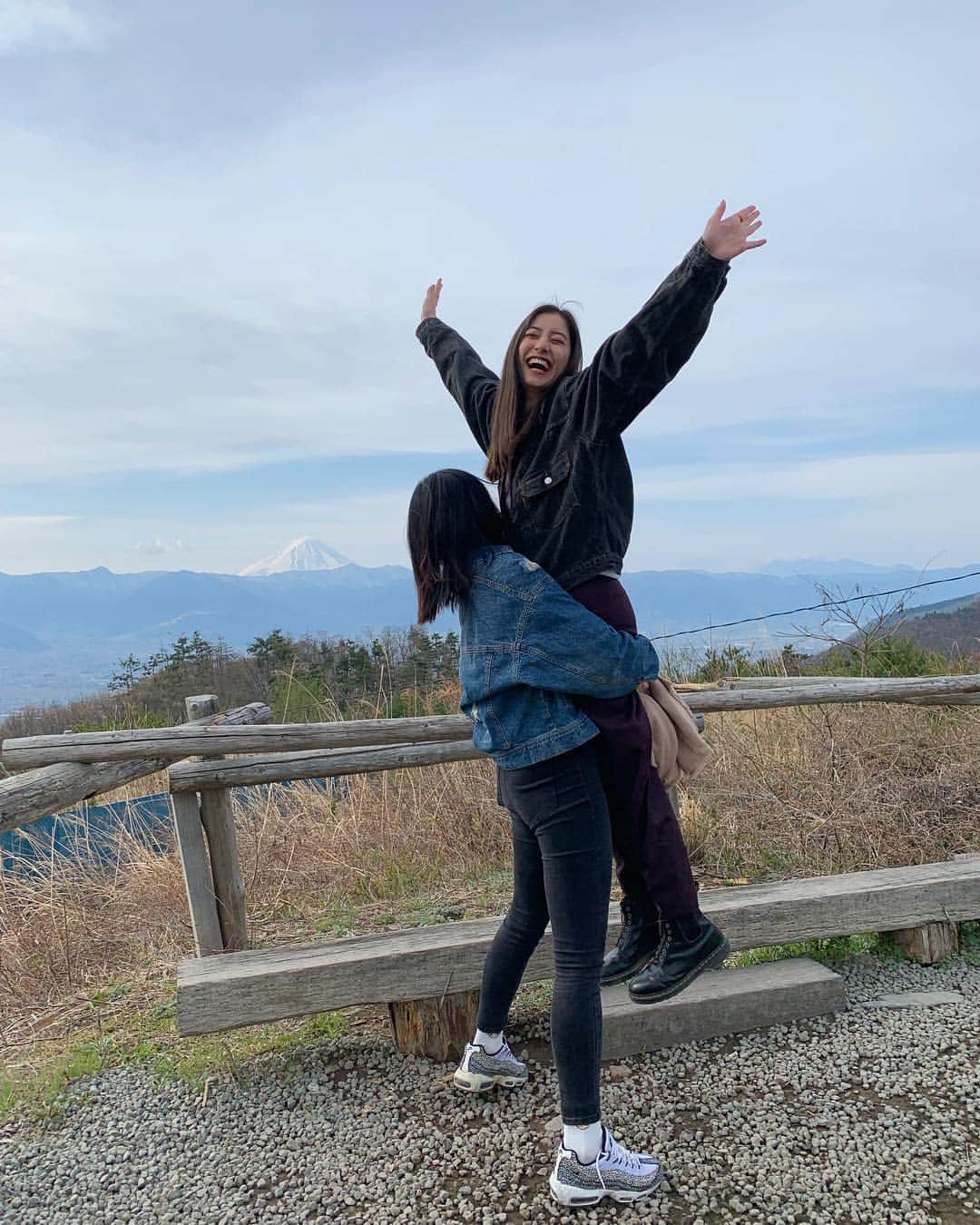 新木優子さんのインスタグラム写真 - (新木優子Instagram)「この間は富士山の見える所に、、🗻♡ 大好きな大学時代の友人と行ってきました‼︎ 晴天ではなかったけど富士山がよく見えていい天気だったなぁ☺️ 心許せる友達と過ごす時間はもうほんとに楽しくて、、☺️終始笑顔😆」4月15日 15時16分 - yuuuuukko_