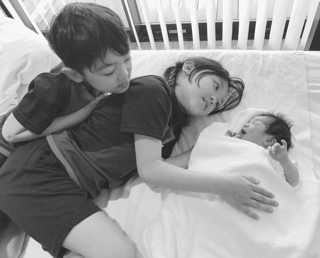 鈴木サチさんのインスタグラム写真 - (鈴木サチInstagram)「この度、第三子となる男の子を出産しました。 少し体調を崩していましたが、今は母子ともに健康で無事に退院する事が出来き、新たな生活がスタートしています。 これからも暖かく見守っていただければと思います。  #mama #mother #model #baby #newborn #newfamily #family #tokyo #japan」4月15日 15時27分 - sachi_suzuki