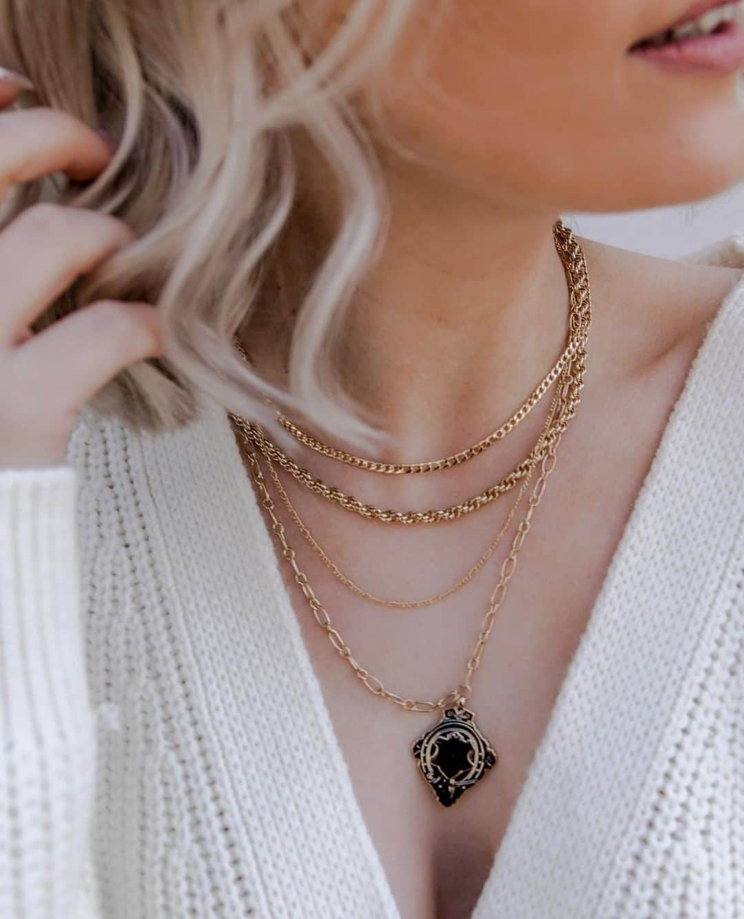 オレリアさんのインスタグラム写真 - (オレリアInstagram)「New week, new goals. Facing Monday with spring-ready chunky knits and even chunkier chains. #oreliajewellery #layerednecklaces #chainlayering #chunkychains #mondaymood」4月15日 15時30分 - oreliajewellery