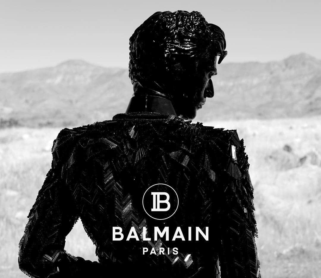 バルマンさんのインスタグラム写真 - (バルマンInstagram)「BLACK ARMOR #BALMAINARMY "To build upon the look of #Gesaffelstein’s uniquely enveloping mask, my team and I have relied on an array of black velvets, metals, leathers and sequins to place him within an entirely black shell, creating a striking new and compelling stage persona." @olivier_rousteing about partnership with Gesaffelstein at #Coachella2019 📸 by @mathieucesar」4月15日 15時39分 - balmain