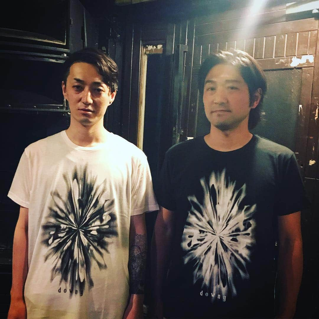 青木ロビンさんのインスタグラム写真 - (青木ロビンInstagram)「本日より downy NEW Tシャツ 『Stand Alone』 会場にて販売致します！ 白と黒二色展開  よろしくお願いします！ #downyband #downy #downyjapan #shibuyalamama #lamama」4月15日 15時52分 - aokirobin