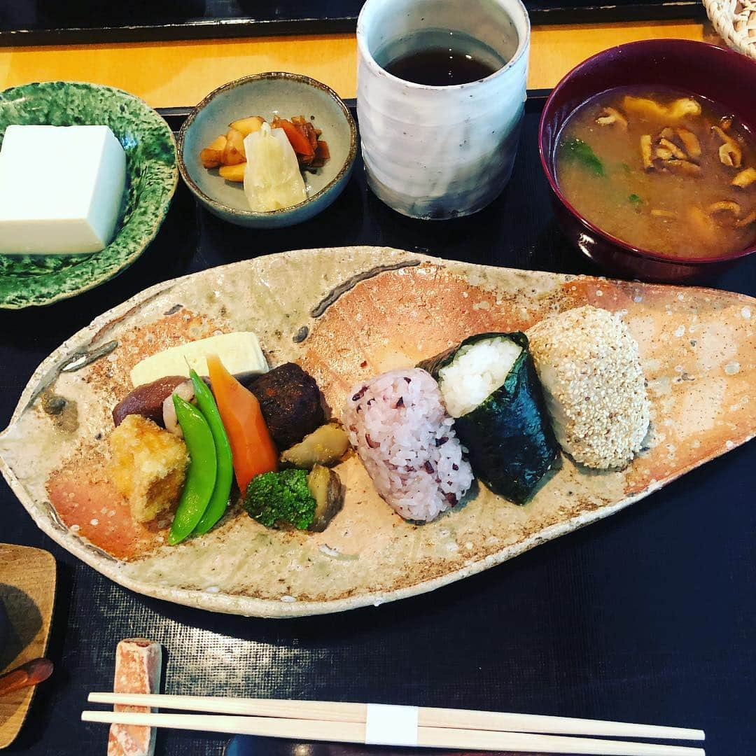 八幡愛さんのインスタグラム写真 - (八幡愛Instagram)「すんげぇ茶碗を見てきたぜ。 国宝、曜変天目。  美しかったし結構並んだ。 世界に３つしか存在しないのが今同時に日本で公開されるという奇跡のタイミングで、滋賀はMIHOミュージアム、奈良は奈良国立博物館をハシゴして２つ見てきた！ あとは世田谷を見に行けばコンプ。  もちろん撮影できないから、クリアファイル買った。  帰りに鹿の💩を避けながら奈良の大仏を小学生ぶりにみて帰ってきました。  #曜変天目 は青かった #蒼かったかもしれないし碧かったかもしれない #安定の雨女すぎて大雨につき💩避けるもなにも溶け出して、、、」4月15日 15時45分 - aiainstein