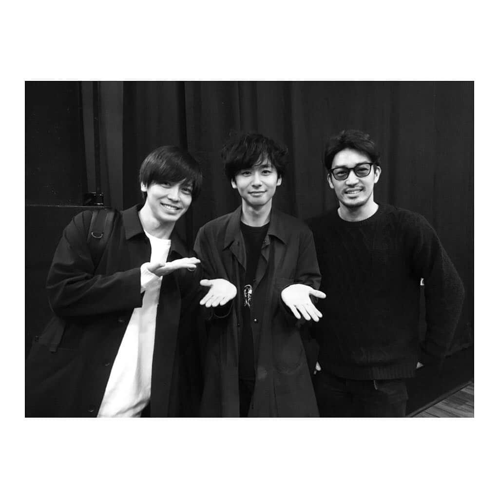 橋本淳のインスタグラム：「. 劇団た組 「在庫に限りはありますが」 . 毎日公演しております。 御来場ありがとうございます。 評判もかなり良く 出演者として幸せな毎日。 . 残りも半分ほどとなり、 より一層気を引き締めていきたいなと。 . お世話になっている方や 仲良しな方々、 皆さま来てくださって嬉しい。 写真を撮れた方々を。 (他にも沢山来てくださっていますが、、ほぼ逃してしまった) . . #劇団た組 #在庫に限りはありますが #大谷亮平さん #猪塚健太 #ソニン さん #清水くるみ #深水元基 さん #山崎雄大  #水田航生 #篠井英介 さん」