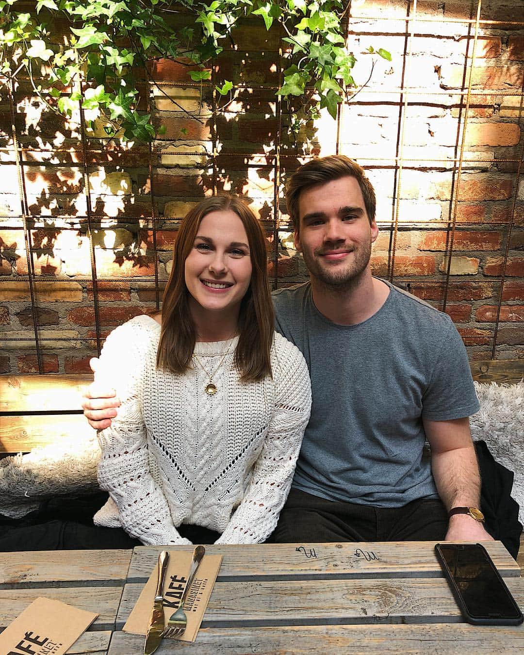 イザベル・オルソンのインスタグラム：「Hurra för mig och tvilling som fyller 26 år idag! 🎉 love you! ❤️」