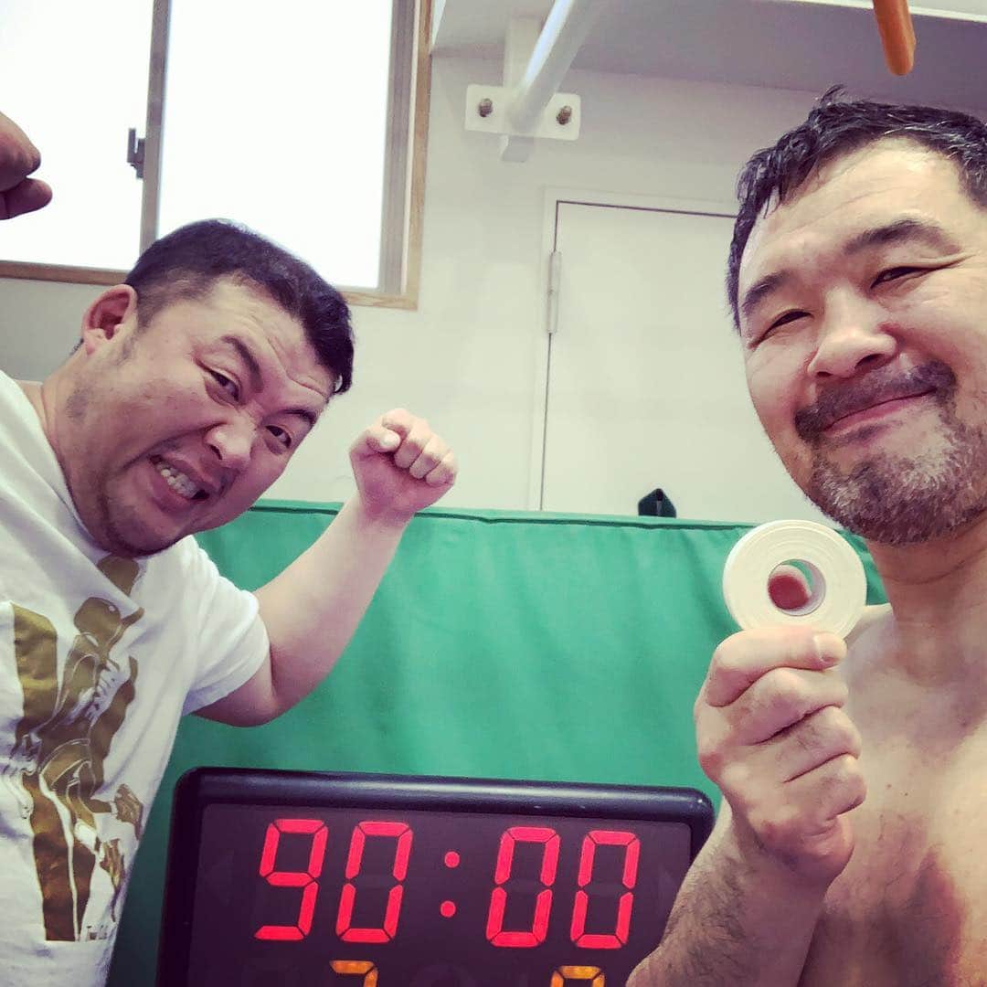 のインスタグラム：「. 【130kg 90minutes×3round training?】 . 今日の練習は130kg、90分3ラウンドくらいかなぁ……。もつかなぁ……😅 . #sakuraba #training」