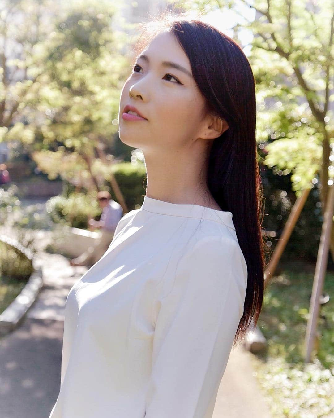 工藤沙織さんのインスタグラム写真 - (工藤沙織Instagram)「ついに、走ります。 . . ずっとやるやる言ってやっていなかったこと… . . そう！フルマラソンです。 . ハーフマラソンを2度走ったときに「フルマラソンはこれの二倍の距離かぁ。。」とゴール後ふらふらになりながらよく思っていました。 . つまり「いつか、やりたいな」と言っていて延ばし延ばしにしていました。汗 . . もともと初マラソンはフランスのメドックマラソンにしよう、と思っていたけど今回素敵なご縁があり10月13日に行われる「東北・みやぎ復興マラソン」を初戦にすることにしました＾＾ . . 今回はMK CAFEのオーナーの菊池さん（ @mk_kiku ）をはじめ、フードコーディネーターの櫻井優さん（ @food_yuu ）、MK TVのMCでお馴染みの桜井有里さん（ @yuri_s_official ）、MK TVの音響や映像を手掛けられる梅澤さん （ @_umetomo_ ）、美味しい鶏カツ専門店オーナー上山さん （ @ue__yu ）、今回みなさまへご縁をつなげてくださり、書道家や静岡を盛り上げるフードを開発中の秀美さん （ @hidemitsuboi ）その他も沢山の豪華メンバーでチャレンジします🥰 . 東日本大震災から8年が経った今、想いを馳せながら走りきることが復興に繋がると信じて臨みます✨ . 毎日沢山やりたいことがあって、身体がひとつじゃ足りません！笑 . 10月までの道のりも随時投稿させていただきます。 . #フルマラソン #model #モデル #工藤沙織 #japanesemodel  #日本的模型 #模型 #東北みやぎ復興マラソン  #初フルマラソン #サリー初フルマラソンへの道 #フルマラソン初挑戦  #チャレンジ #運動 #カラダ作り」4月15日 15時50分 - sally.kudo