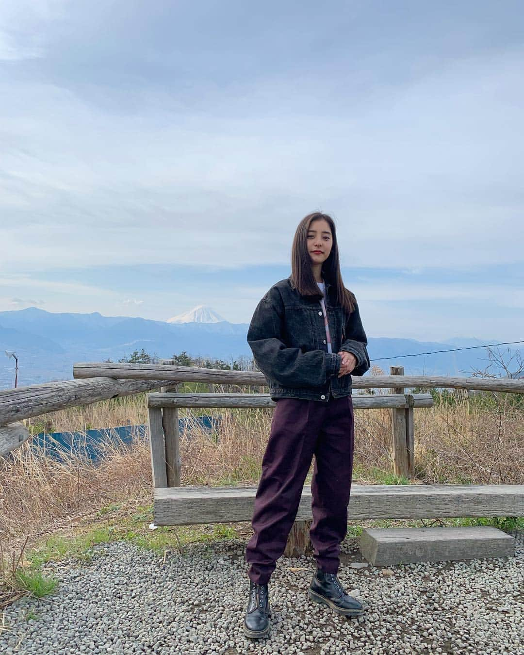 新木優子さんのインスタグラム写真 - (新木優子Instagram)「私服+🗻 jacket : levi's (vintage) tops : @no__panties__  bottom : @lowclassic_seoul  shoes : @drmartens_japan」4月15日 15時54分 - yuuuuukko_