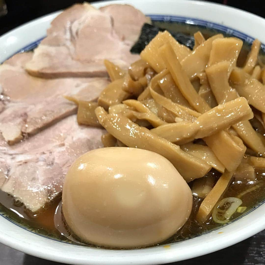 ハチミツ二郎さんのインスタグラム写真 - (ハチミツ二郎Instagram)「今日の撮影現場がこの名店のすぐ裏だったので、90分早く行って40分列んで このラーメン食べました。」4月15日 15時54分 - jirohachimitsu