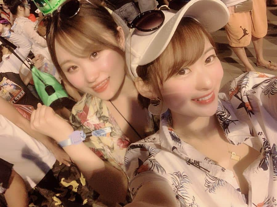 三浦亜莉沙さんのインスタグラム写真 - (三浦亜莉沙Instagram)「.﻿ 夜はまた着替えてお出かけ🥳🌙﻿ .﻿ .﻿ いろんなフェスやってて﻿ 街が人で溢れてた！！﻿ .﻿ .﻿ 美味しいタイ料理食べて🍴﻿ お酒飲んで🍻﻿ はしゃいで遊んで﻿ 結局帰る頃にはまたびちょびちょ🤣🤣﻿ .﻿ #旅行 #タイ #バンコク﻿ #水かけ祭り #フェス﻿」4月15日 15時54分 - arisa_0720