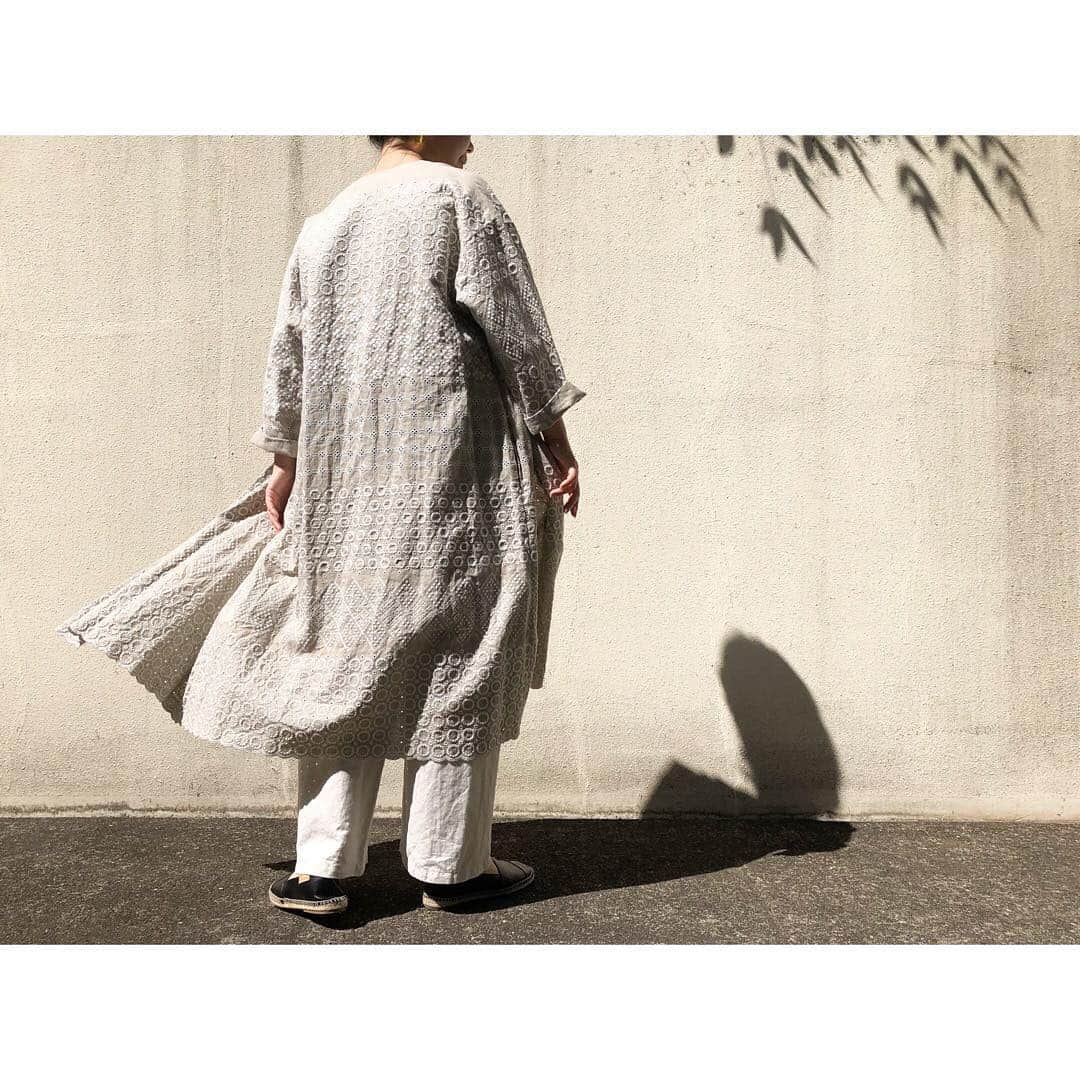 BEARDSLEY offcial instagramさんのインスタグラム写真 - (BEARDSLEY offcial instagramInstagram)「後ろ姿も抜かりなく。 . court ¥38,000+TAX  BEARDSLEY . . . #beardsley #2019ss #springcourt #embroidery #linen #beige #ビアズリー #春夏 #刺繍 #羽織 #良い天気」4月15日 16時00分 - beardsley.pr