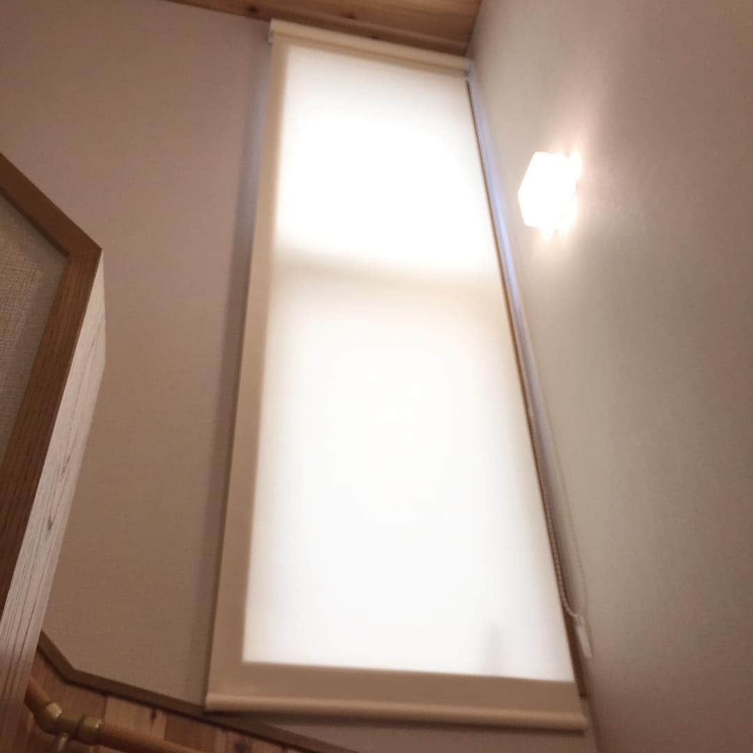インテリアショップ メルサさんのインスタグラム写真 - (インテリアショップ メルサInstagram)「階段の踊り場の高窓に ロールスクリーンを取付ました。 窓に合わせて 取付可能なスタイルや施工も含めて お気軽にご相談ください。 #ロールスクリーン #タチカワブラインド #階段踊り場 #吹き抜け #高窓 #カーテン #インテリアショップ #Merusa #豊岡 #兵庫」4月15日 16時01分 - merusa_interior