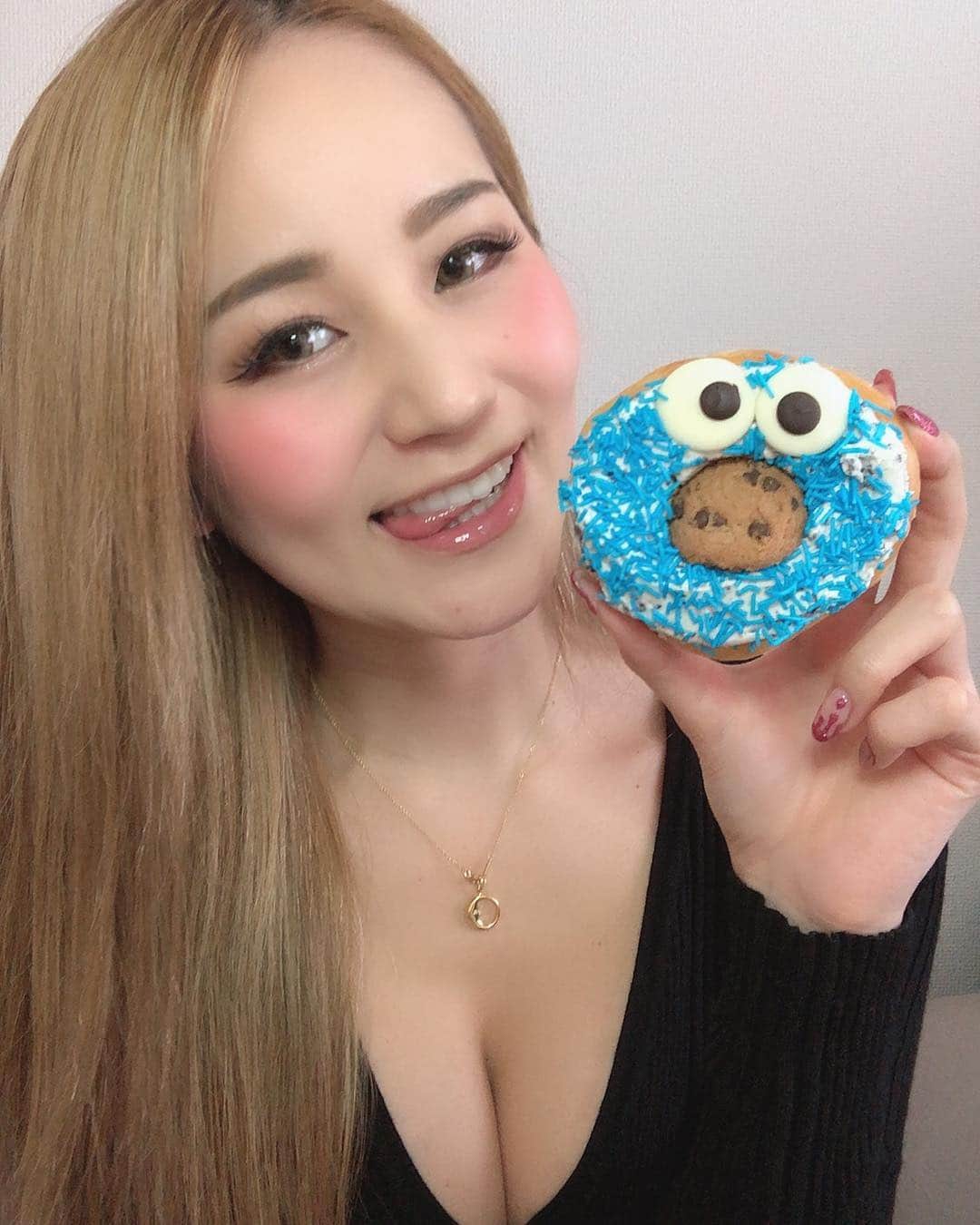 LORYのインスタグラム：「おやつ🍩🍪🥛 #ドーナッツには牛乳派 #looory #selfie #hungry #sweet #doughnuts」
