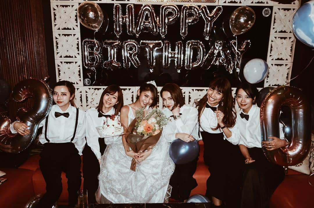 佐藤あずみのインスタグラム：「happy birthday to me💙 . みんながバトラーになってくれてなんとお姫様になれましたday👸💗 . みんなと仲良くなれたことが20代の宝物💎 こんなに可愛子ちゃん達がお友達で毎年お祝いしてもらっちゃって幸せでしかないんだ！ . 辛かった時、寂しい時、楽しい時、嬉しい時、20代のいろいろなたくさんの時間を過ごしてくれてありがとう💙 30代もみんなでニコニコハッピーな思い出たくさん作ろうね！ . 30歳のスタートは幸せしか感じられてない！ . I LOVE U!! I NEED U!! .  #my #birthday #bday #happy #tome #bff #drink #cheers #biglove #bigsmile #bff #bdp #girls #party #goodtime #funny #japan #japanesegirl #お誕生日 #おめでとう私」