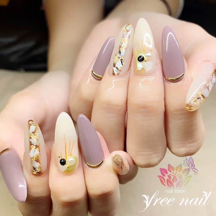 free nail フリーネイルのインスタグラム：「. お客様ネイル💅🏻🍀✨ . 大人ロングネイル🌹✨ . 人気パーツ、【キンノイト】が素敵✨ . ⇨スワイプして動画もチェック☝🏻✨ . ご来店ありがとうございました🙇🏻‍♀️🙇🏻‍♀️🙇🏻‍♀️💗 . #ネイル #フリーネイル #ネイルアート #ジェルネイル #ネイルサロン #大阪ネイルサロン #ネイルデザイン #ネイルチェンジ #ロングネイル #キンノイト #シェルストーン #シェルネイル #金箔ネイル #パープルネイル #乳白色ネイル #デザインネイル #シンプルネイル #トレンドネイル #大人ネイル #春ネイル #スプリングネイル #美甲 #日式美甲 #springnails #nailsart #nailsalon #nailsdid #newnails #newnail #freenail」