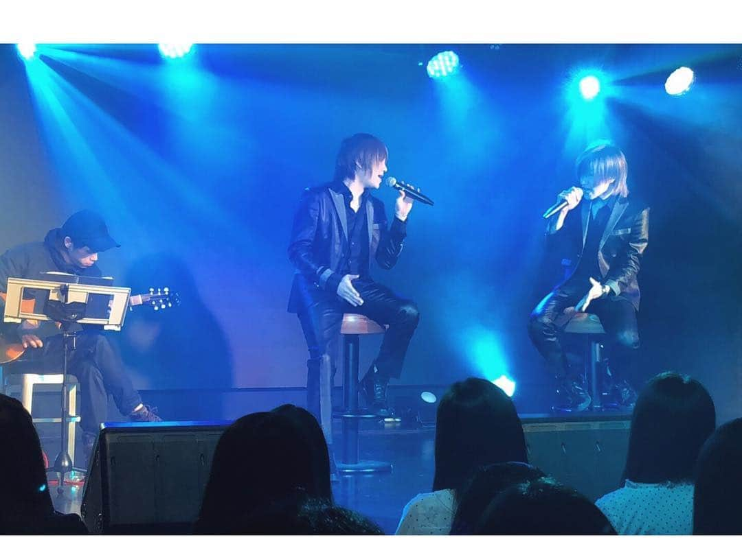 ブレイク☆スルー“５Dさんのインスタグラム写真 - (ブレイク☆スルー“５DInstagram)「4/13 OSAKI TAKANORI presents BIRTHDAY LIVE 2019 生誕祭にお越し下さいました皆様ありがとうございました。 今回はしっとりとカバー曲で魅せるアコースティックライヴ。 ギターには久しぶりの参加となる塘添風士弥さんが登場！ メンバーならではの話を繰り広げながら次々とこの日限定のカバー曲を披露させて頂きました。終盤メンバーとファンの皆様からバースデーケーキのサプライズなどと素敵なステージとなりました！ . SETLIST . 1.Overture MC 2.EYES NOSE LIPS (feat.吉田涼也) MC 3.TOKI (feat.鯨井俊介) MC 4.愛のかたまり (feat.鐘井佑斗) MC 5.奏 (feat.伊藤純平 新澤典将) MC 6.Beautiful -Acoustic Version- (BREAK THROUGH) . #BREAKTHROUGH #ブレイクスルー #鯨井俊介 #鐘井佑斗 #吉田涼也 #大咲貴徳 #伊藤純平 #新澤典将 #生誕祭 #acoustic #live #塘添風士弥 さん #渋谷studiofreedom」4月15日 16時19分 - break_through1223