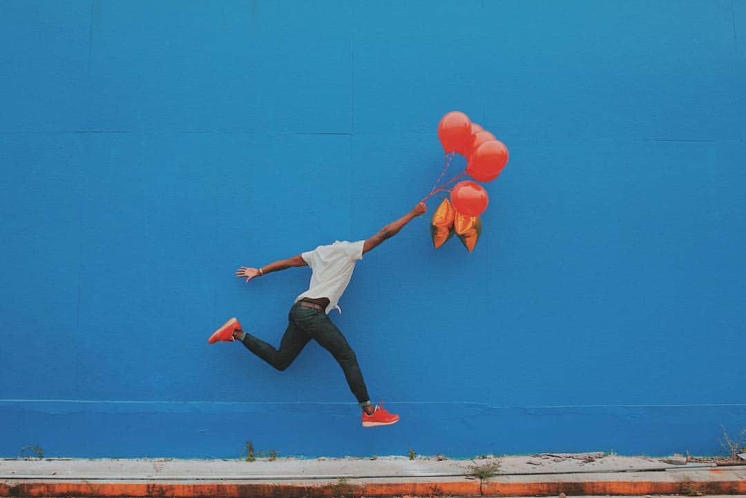 Giuseppe Pepeのインスタグラム：「#LoosingMyMind . ~ F R E E D O M 💭🎈☁️ 3/3 . How would you look without your head? . This is my visual experiment #LoosingMyMind . We all often loose our head for something or someone, it may happen every day or at least once in a life time. This happens to all of us and that's what I want to suggest, How would we look without our heads, without our body engine? could we frame this pic? this image may look funny, scary, unique… I thought why not to "decapitate" our heads off to see what it looks like. The result came, and sometimes it's amazing. . Thanks @twomacks for be part of this headless project, very glad to have you on board ✌🏻 . #pepedsgn . #headlesspic #creativeart #giuseppepepe #insta_artshots #ig_fotogramers #igersoftheday #ig_captures #ig_addiction #ig_planet #ig_com  #ig_europe #instagramitalia  #gf_family #ig_europe #worldinagram #igs_photos #global_views #amature_united #jj_daily #gf_daily #gf_italy #ig_collection #instaparadise #instacreative #creative_movement #artist_features」
