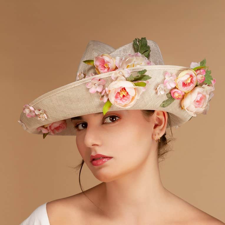 ピアーズアトキンソンさんのインスタグラム写真 - (ピアーズアトキンソンInstagram)「#blossoming #🌷 | Asymmetric sweeping hat in oyster sinamay. Embellished with pink florals and pearls | Floral arrangements for this year’s impending #ascotalypse @piersatkinson #🎩 #piersatkinson #florals #couture #oneofakind #madeinlondon #bespoke #spring 🌷| Photos with the help of @fmprochester @unicreativearts 🌸 #ColinJackson @gemlardent @laura_bruton @cejfmp @cosmea_bk retouching @bywoodengun | #🐝」4月15日 16時35分 - piersatkinson