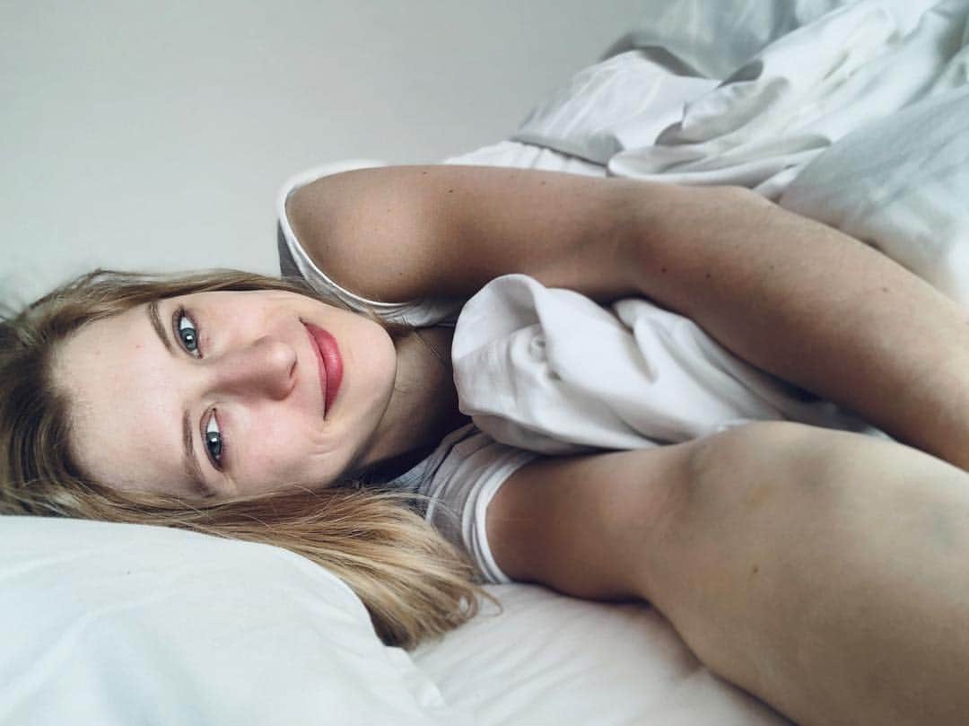 エリスカ・ブレジノワのインスタグラム：「Monday’s are a basic drama 😛 😄 #Monday #morning」