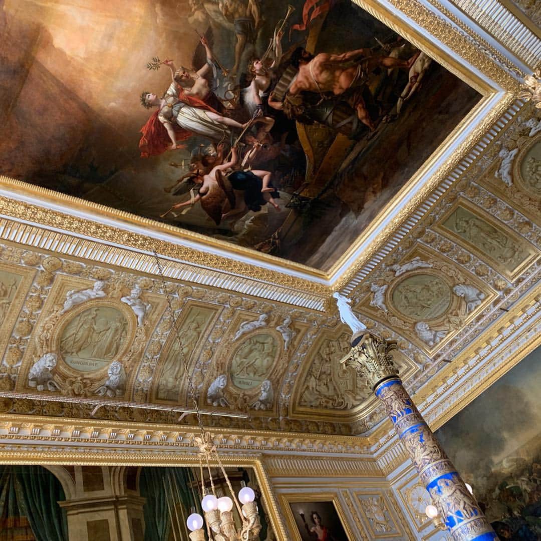 信近エリさんのインスタグラム写真 - (信近エリInstagram)「.﻿﻿ Château de Versailles﻿ ﻿ 宮殿も庭園も溜め息もので、眼福とはこの事🌹﻿ ﻿ 中にレストランもあって、そして美味しい😋﻿ ﻿ Paris&Belgium 3/9」4月15日 16時41分 - nobuchikaeri_official