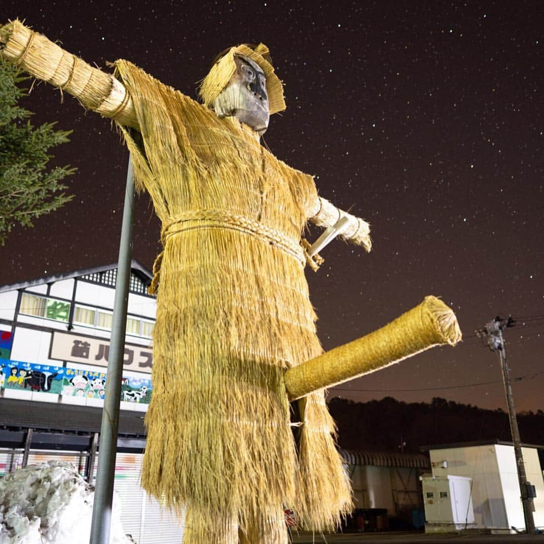 山人さんのインスタグラム写真 - (山人Instagram)「満天の星空と大わら人形 これが西和賀町。  A big straw doll in starry sky. It’s our town Nishiwaga.  #大わら人形 #湯田牛乳公社 #結ハウス #湯田牛乳 #わら人形 #gardian #strawdoll #figure #japan_ig #行くぜ東北 #サク旅 #西和賀 #岩手 #東北 #東北観光 #岩手の温泉 #湯川温泉 #♨️ #Iwate #onsen #山人 #yamado #ig_japan #星空 #星空撮影 #満天の星 #starrysky #天体観測」4月15日 16時46分 - yamado.official