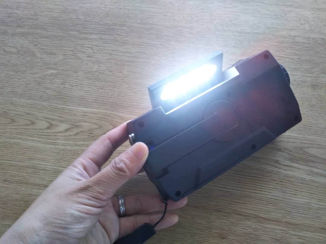 aco.さんのインスタグラム写真 - (aco.Instagram)「2019.4.15  少し前に#防災グッズ を追加購入しました。  この2つはどういう物がいいか 悩みに悩んで購入に至った物。 . . ●#panasonic の#電池がどれでもライト  #懐中電灯 は既に持っていますが、 停電時に#ランタン としても使える物を 探していました。  どのサイズの電池でも1本あれば点けられます。  ピンチのとき、 リモコンから抜き取って使えるのは助かるはず。 . . ●多機能#防災ラジオ  手持ちの物がかなり古いタイプの物だったので 買い替え。  無印の#手回しラジオ を買うか 最後までや悩みましたが、 気休め程度でも スマホの充電もできる事を優先しました。  大きさは掌よりも一回り大きく、 まぁ小さめのセカンドバッグ的な。笑  単4電池使用の他、 ソーラー充電、手回し充電、USB充電ができます。  スマホ充電はiPhone、Android対応ですが 我が家はtype-Cのコネクタなので 先だけ専用の物を別で買って付けてます。  ライトは2箇所、 先端の丸いライトはSOSアラームも 出せるようになってます。  ラジオの感度も我が家では良好でした。  ただ、無印の見た目が良かった…と 変なこだわりを見せ、白が欲しくて 楽天には同じ物なのに高い物しかなく 探しに探してAmazonで購入。  個人的には無印よりかなり安く 良い物が買えたと思っています。笑 . . 懐中電灯、防災ラジオは @aco.chaaaaan の #楽天ROOMに載せてます ☝️ . .  以前準備した防災リュックの中身などは↓ #aco防災グッズ  あれから少し変わっている物や、 まだ用意できてない物もありますが💦 備えあれば憂いなし。  定期的に見直そうと思います。 .」4月15日 16時41分 - aco.chaaaaan