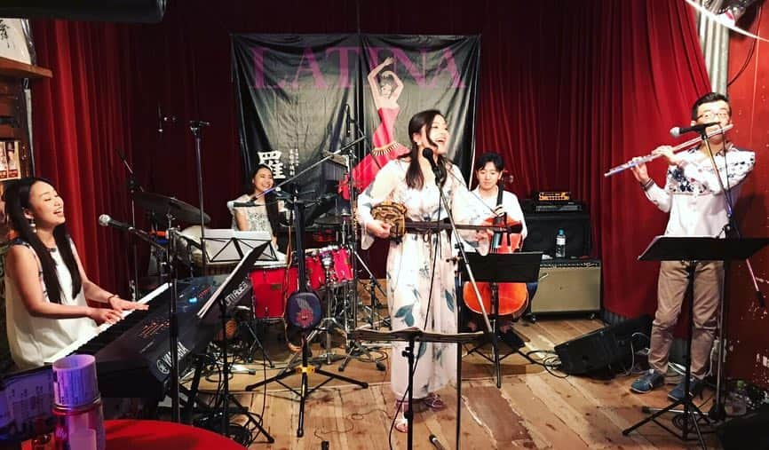 大山百合香さんのインスタグラム写真 - (大山百合香Instagram)「大山百合香LiLi ~Ohana! Live~  vol.2 ＠LIVE Cafe Jive 改めて、お越しくださった皆さん本当にありがとうございました！ 久しぶりのJiveで、平成最後のワンマンライブを見届けて頂いた皆さんに感謝でいっぱいです！！！ そして、ゲストのフルート太田和孝さん、チェロ阿曽沼裕司くんの演奏によりまたさらに彩られた楽曲達。 その場の心地いい空気に身を委ね、気持ちよく唄わせていただきました。 打ち上げも盛り上がったーーー！！！終始笑いっぱなし！最高なメンバーです！  お越しくださったお客様からの心温まるお土産や、本番はいけないからとリハ時に会いに来てくれたミュージシャン仲間達、 行けないけど頑張ってねと連絡をくれた皆さん、たくさんの方からの愛に包まれたおかげで 平成最後の大山百合香LiLiのワンマンライブは大成功で幕をとじました！ 皆々様、本当にありがとうございました！！！ さて、次回の~Ohana! Live~は安芸高田市にて！ こちらもぜひ皆さんお越しくださいませ♫ ▶︎5/18（土）LiLi ~Ohana! Live~  vol.3 open 19:00  start 20:00 chage¥ 2,500 （1drink付） 出演 ▶︎大山百合香LiLi  Opening act ▶︎ 伽倻琴 sangmi (ESTACION) ＠高宮ログハウス　〒安芸高田市高宮町原田 ご予約＆問合せ　090-1685-9726  #大山百合香LiLi#ohanalive#jive#ワンマンライブ#住麻衣子#田中久美#太田和孝#阿曽沼ゆうじ」4月15日 16時42分 - ohyamayurika