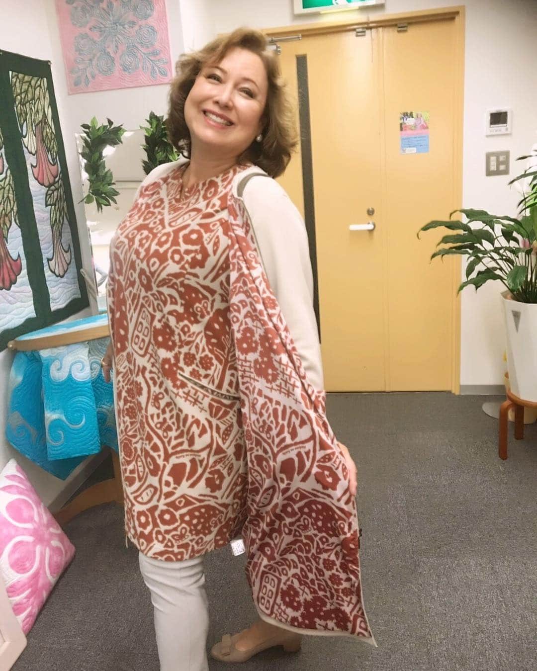 キャシー中島さんのインスタグラム写真 - (キャシー中島Instagram)「*﻿ 名古屋キャシーマムに着きました。﻿ これからレッスンです。﻿ 今日は#マカナナキャシー の服を着ています。﻿ 去年の春物ですが着やすくておしゃれで気に入ってます。﻿ ﻿ 名古屋店のオリジナルキットの新作の2アイテム。可愛いでしょ💕❤️﻿ ﻿ 生徒さんの中級キルト作品が﻿ 続々と出来上がってきました！﻿ 全部私のオリジナルカットです！🌺」4月15日 16時43分 - official_kathynakajima